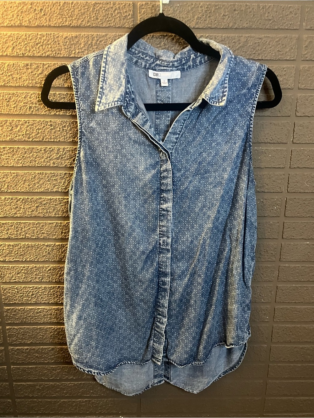 DR2 Sleeveless Chambray Button-Front Shirt - Light Blue